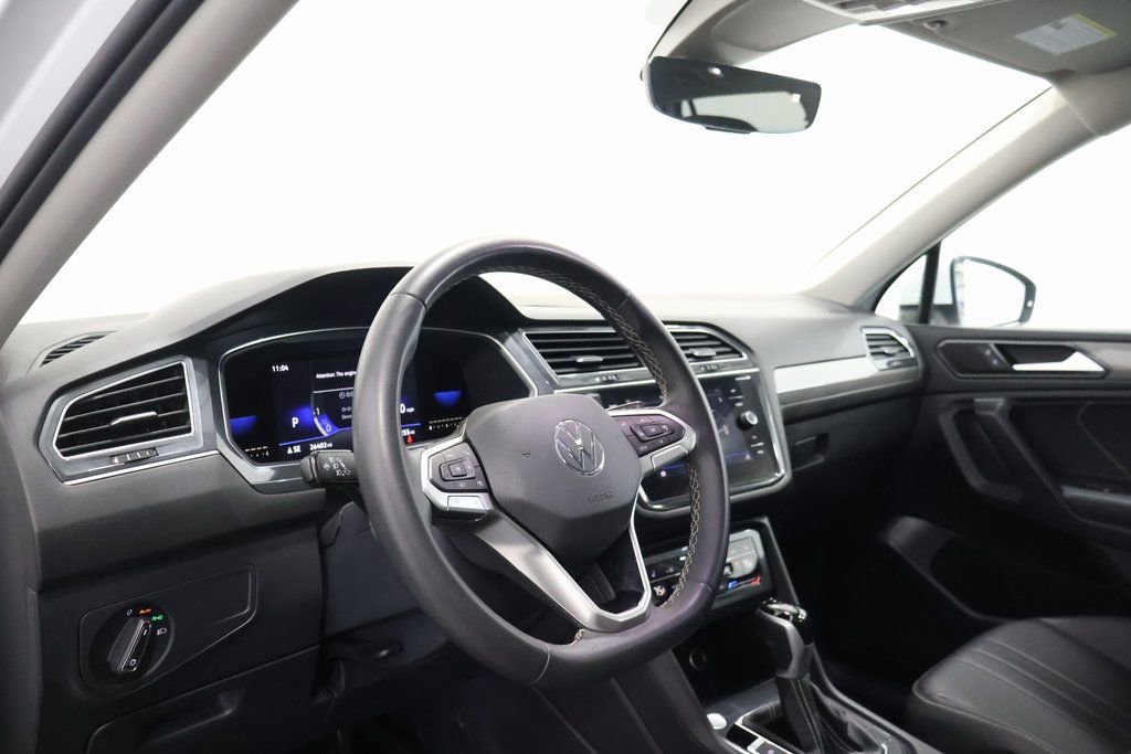Used 2022 Volkswagen Tiguan SE w/ Panoramic Sunroof Package image 15