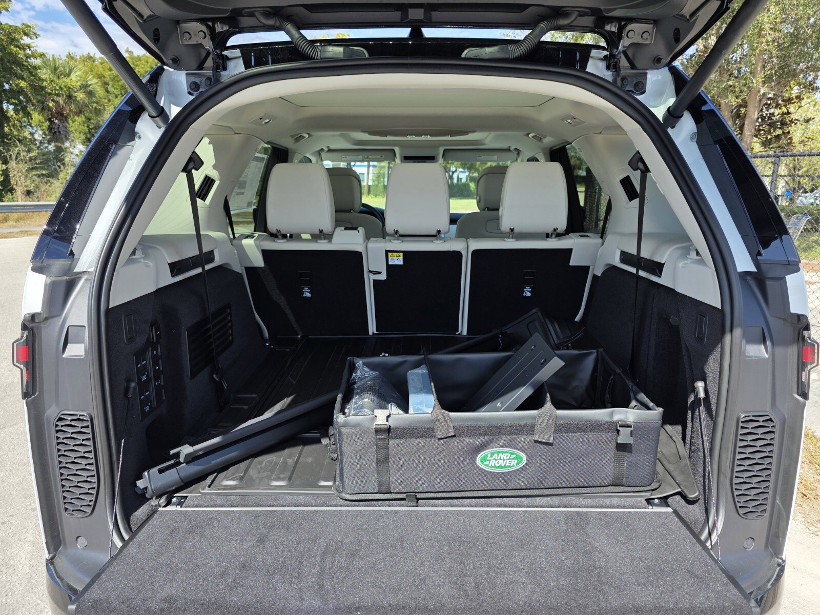 Used 2026 Land Rover Discovery Dynamic SE image 14