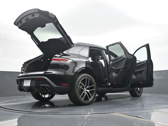 Certified 2025 Porsche Macan AWD/4WD image 27