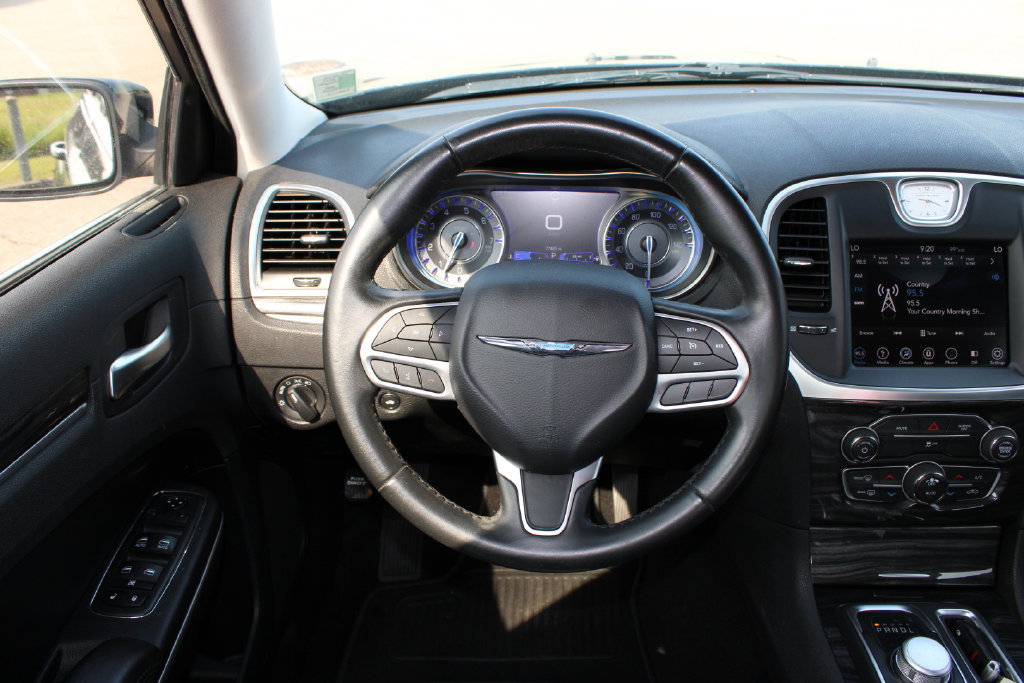 Used 2019 Chrysler 300 Touring RWD image 12