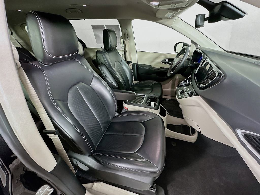 Certified 2023 Chrysler Pacifica Touring-L FWD image 39