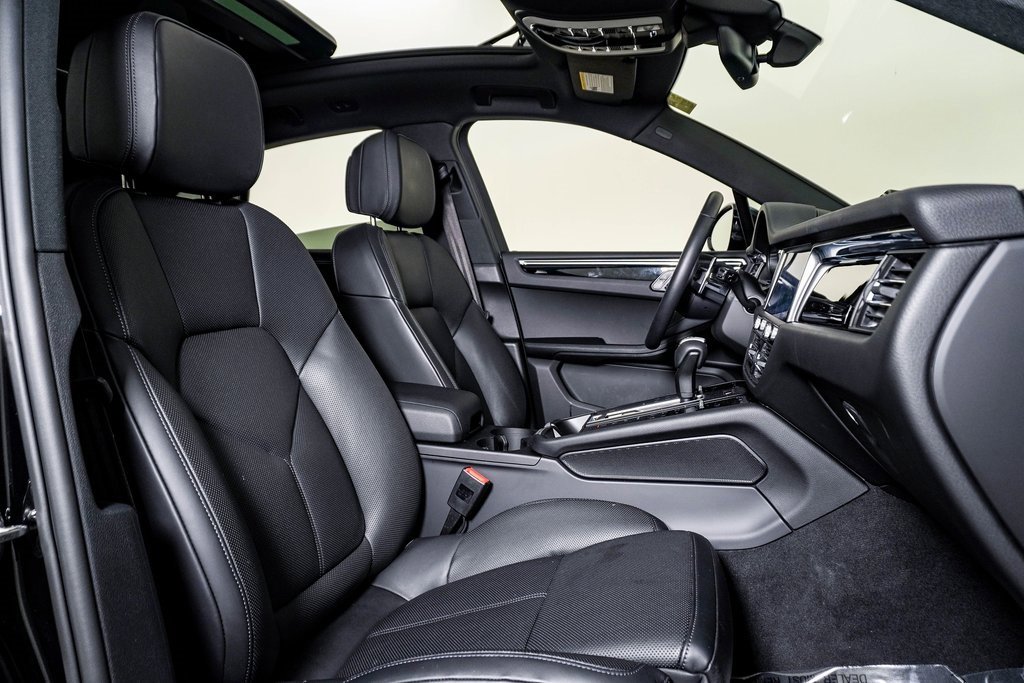 Certified 2025 Porsche Macan image 15