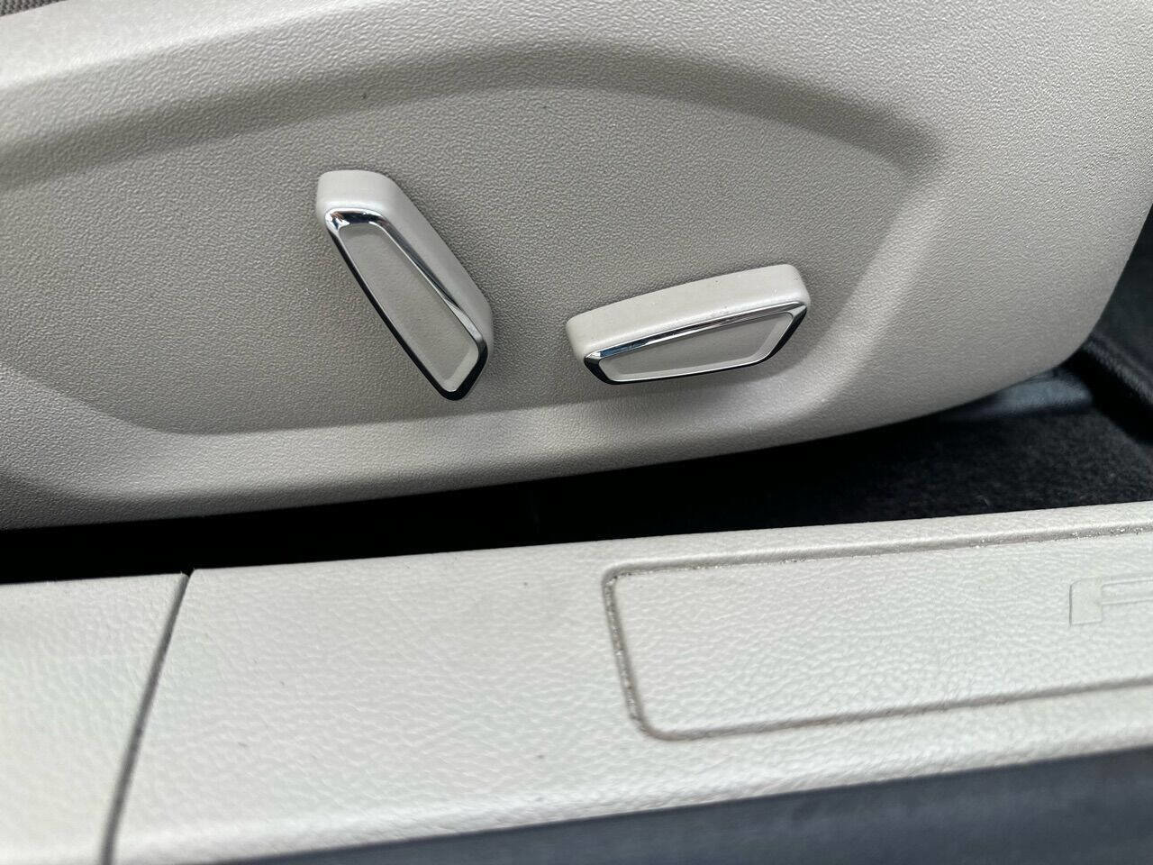 Used 2017 Ford Fusion SE image 33