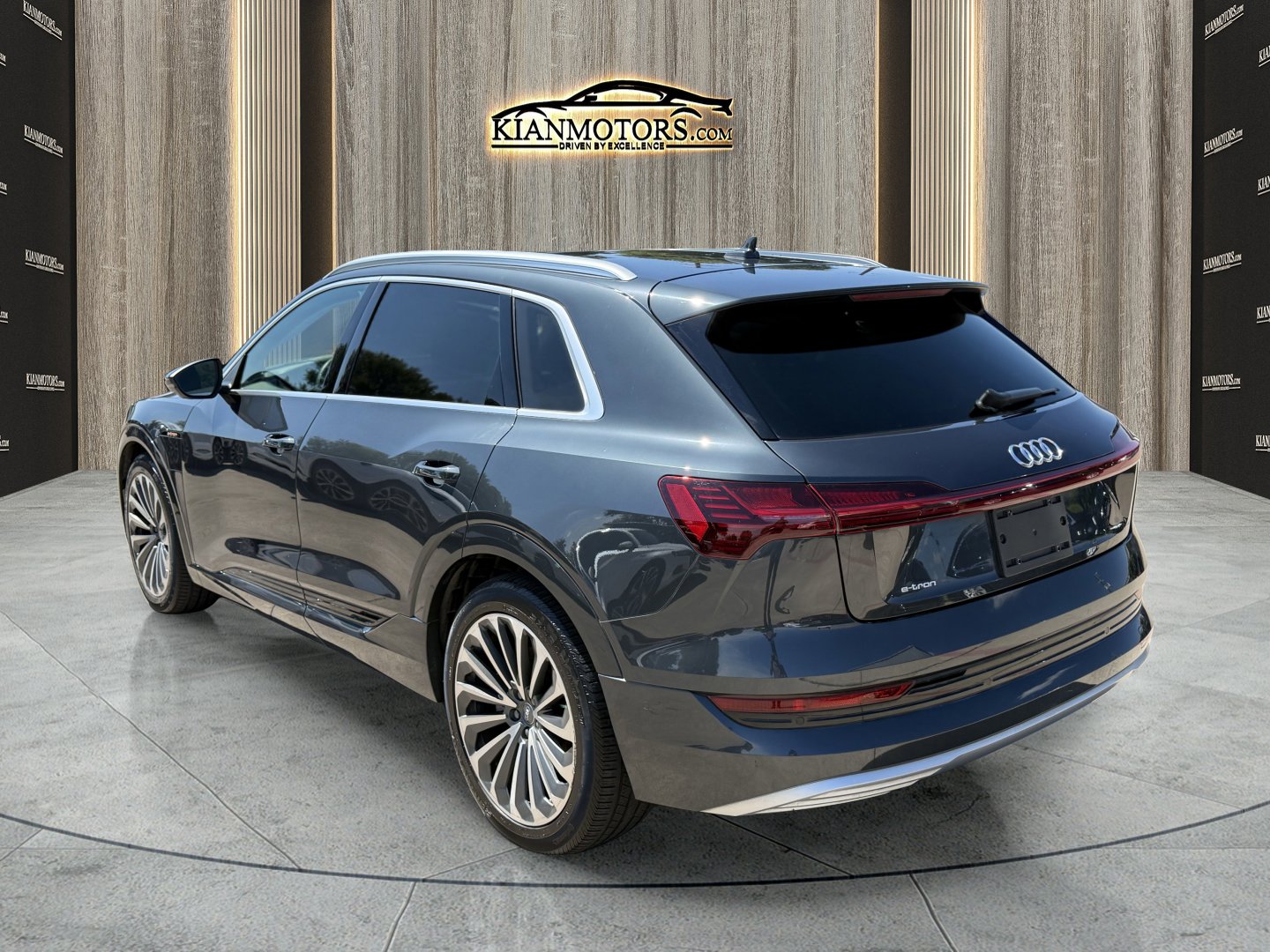 Used 2019 Audi e-tron Prestige w/ Prestige Package image 5