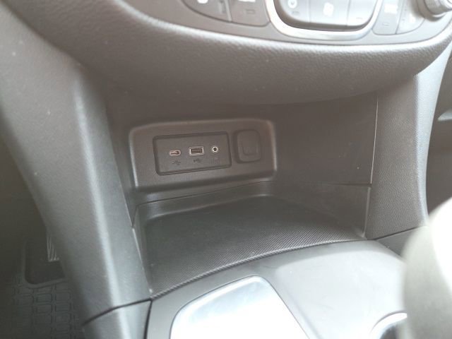 Used 2020 Chevrolet Equinox LT w/ Driver Convenience Package image 17