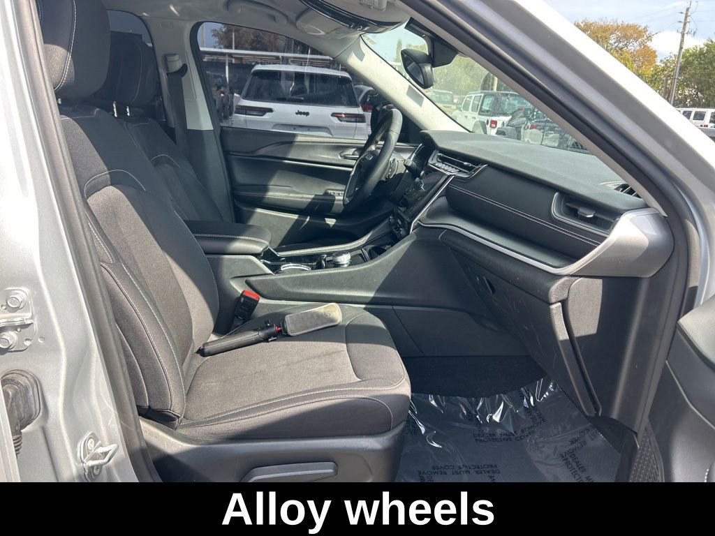 Used 2023 Jeep Grand Cherokee Laredo w/ Luxury Tech Group I image 23