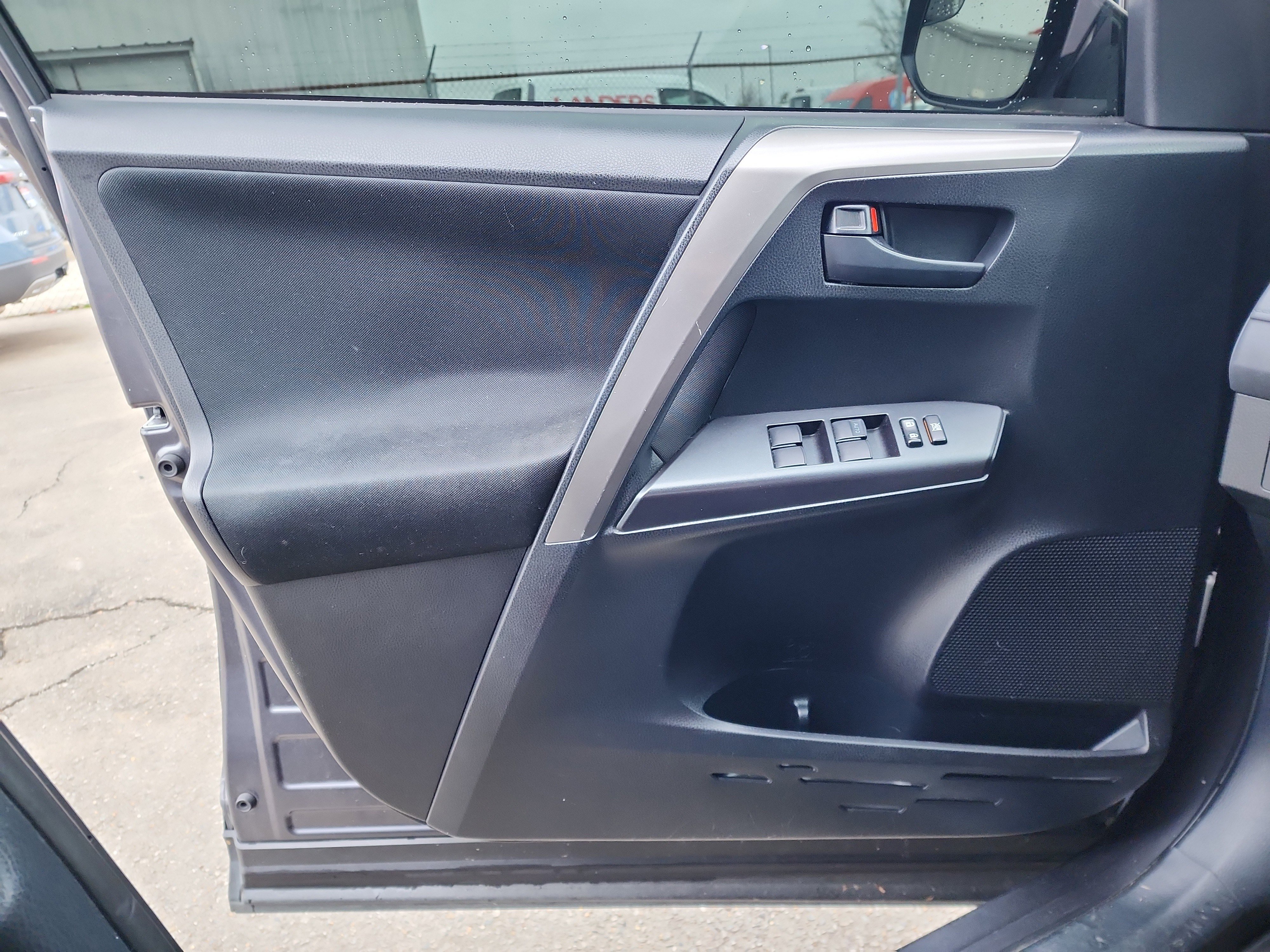 Used 2018 Toyota RAV4 LE image 17