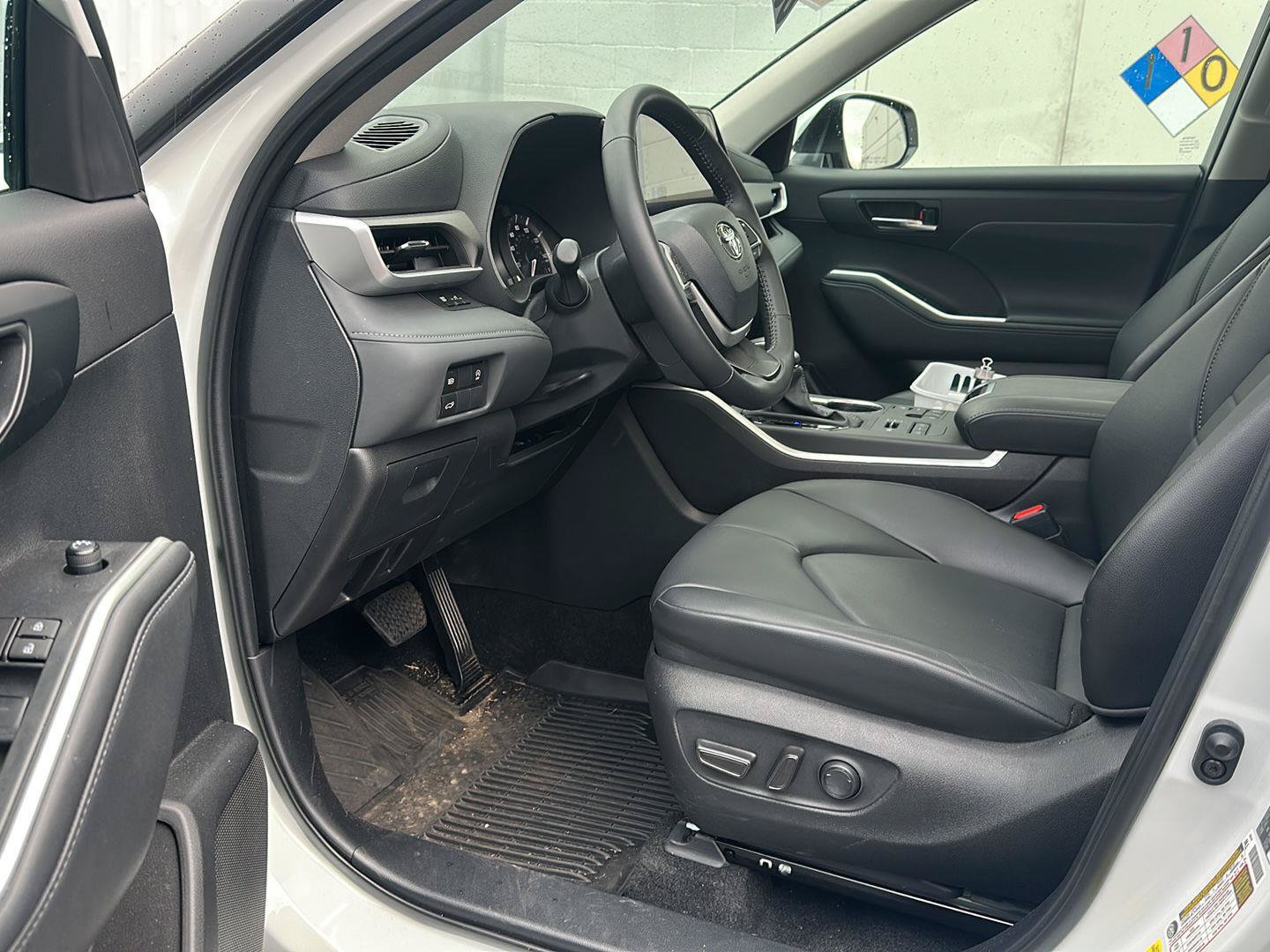 Used 2024 Toyota Highlander XLE AWD/4WD image 8