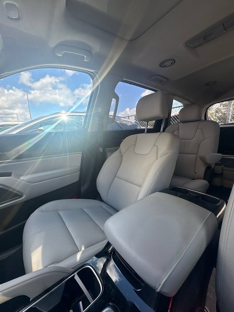 Used 2024 Kia Telluride EX w/ EX Captain's Chair Package FWD image 12