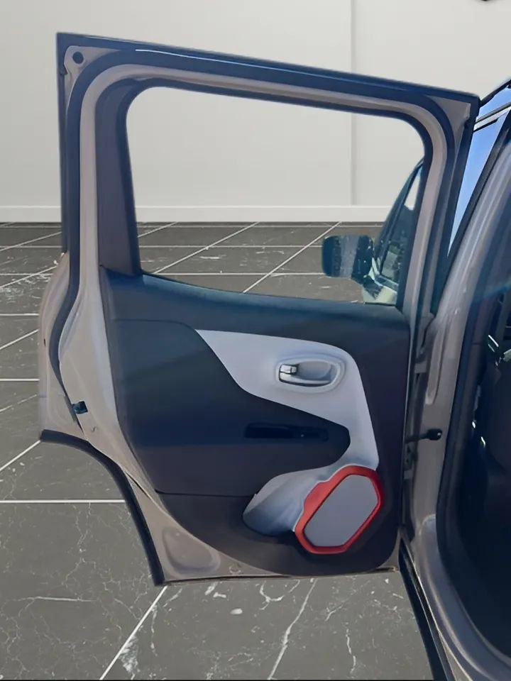 Used 2015 Jeep Renegade Latitude image 16