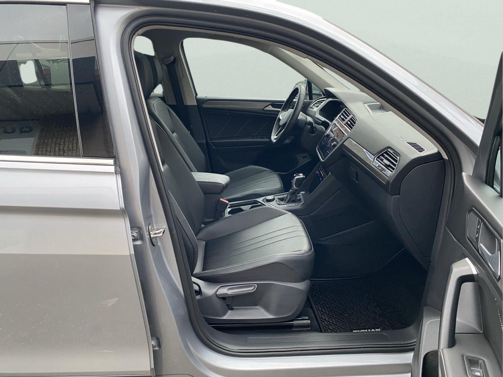 Used 2024 Volkswagen Tiguan SE AWD/4WD image 36
