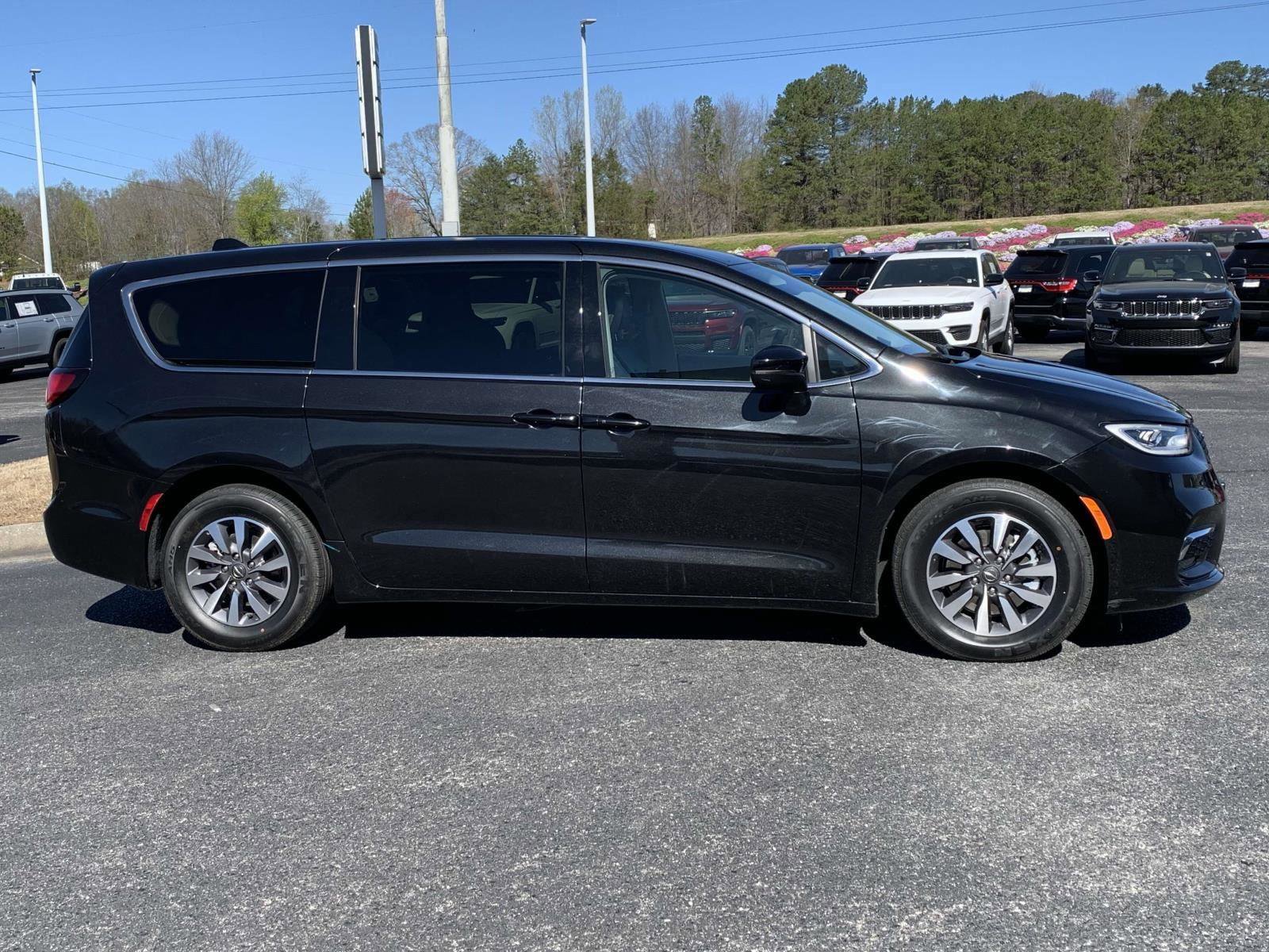 Certified 2023 Chrysler Pacifica Touring-L image 13