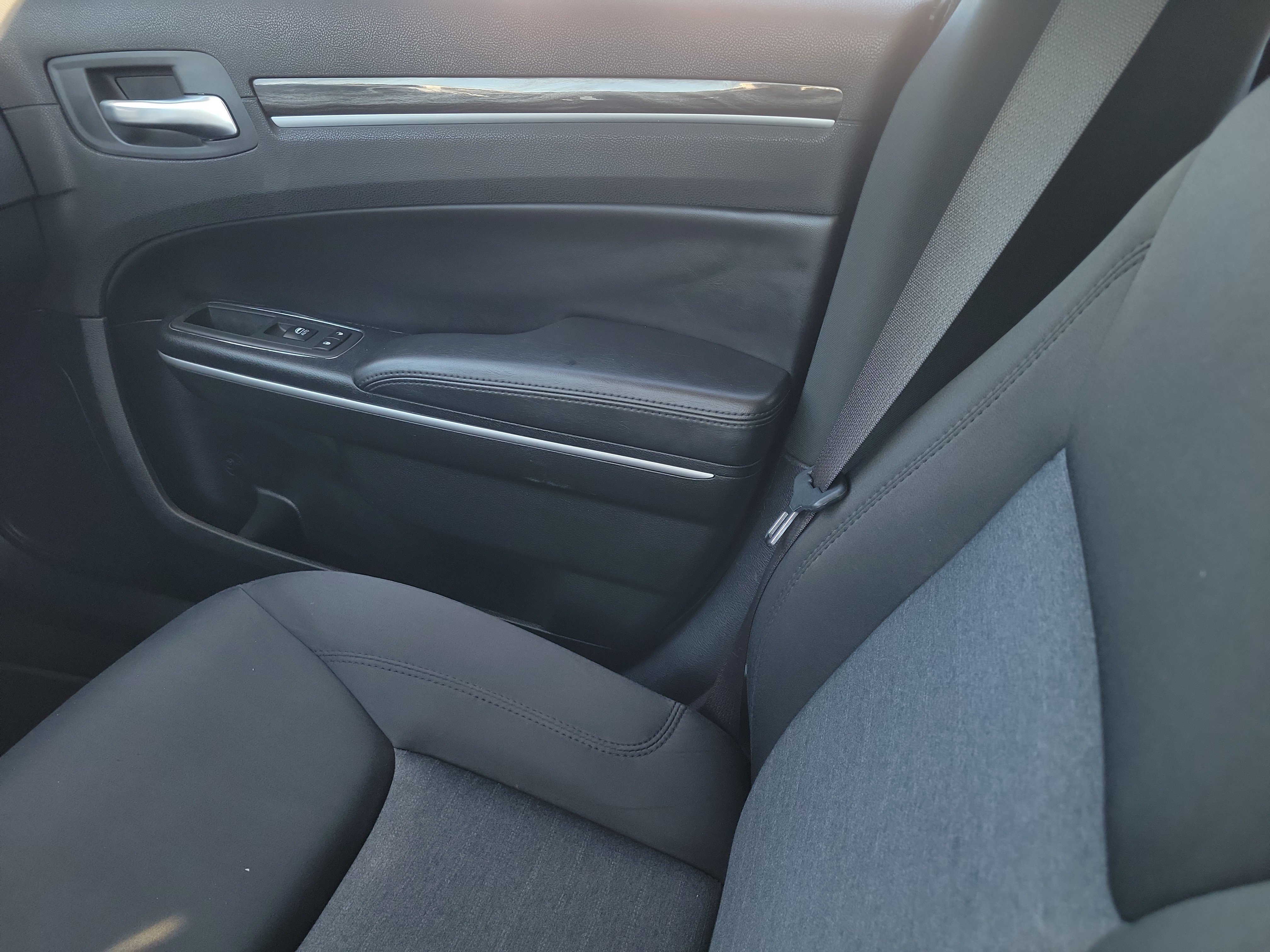 Used 2019 Chrysler 300 Touring RWD image 16