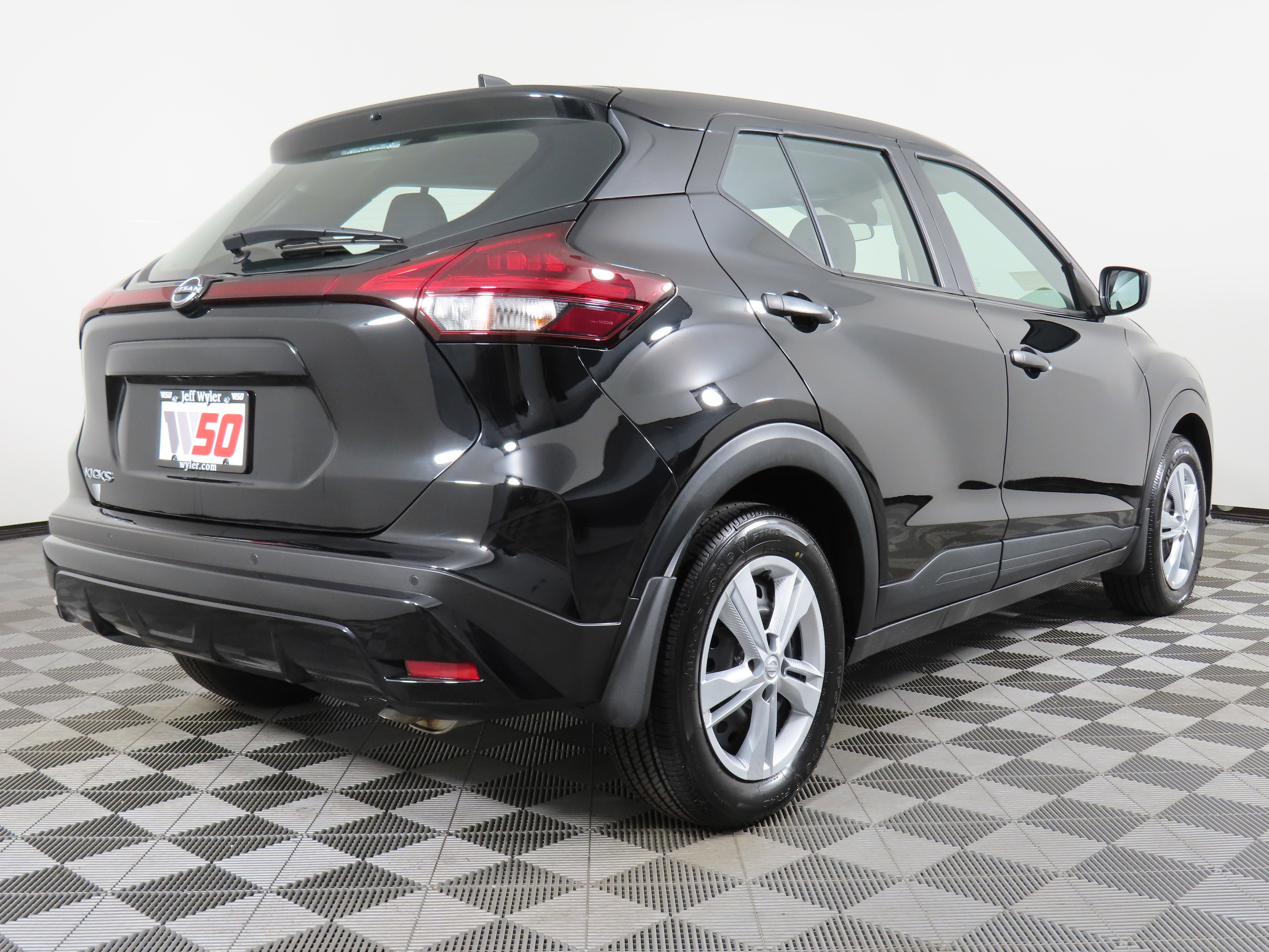 Certified 2025 Nissan Kicks Play S image 38