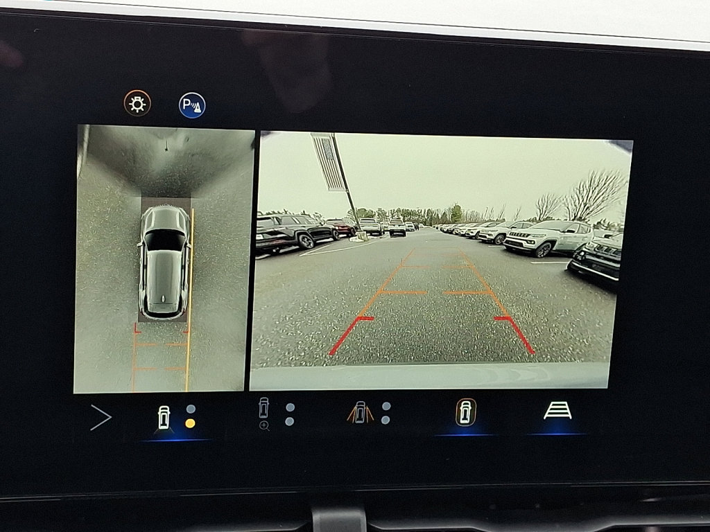 Used 2025 Chevrolet Equinox LT w/ Convenience Package II image 29