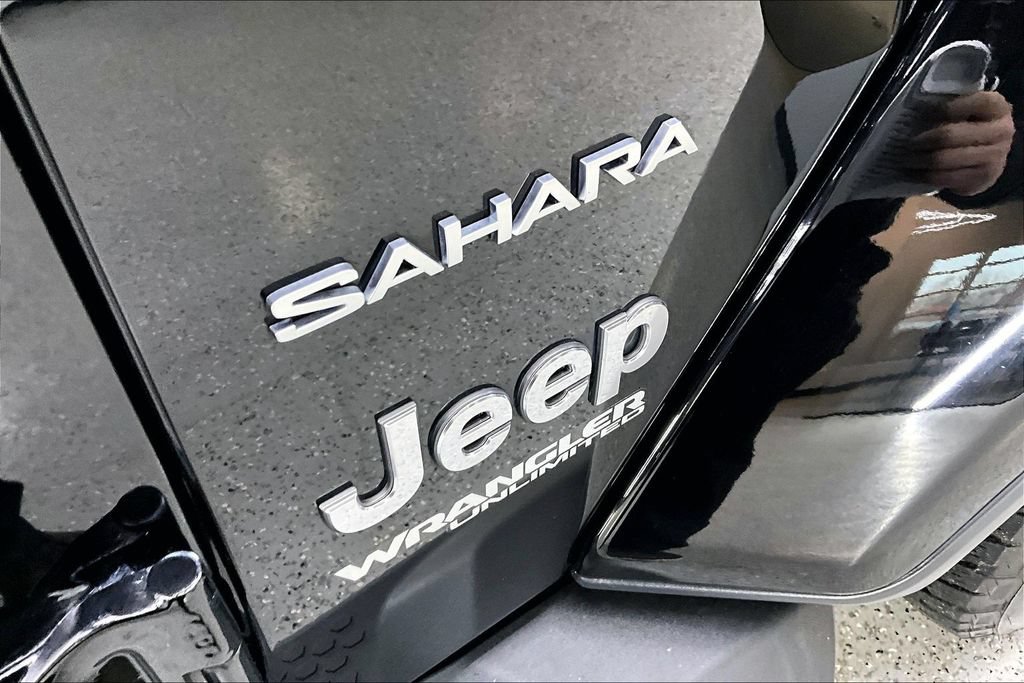 Used 2020 Jeep Wrangler Unlimited Sahara w/ Dual Top Group AWD/4WD image 23
