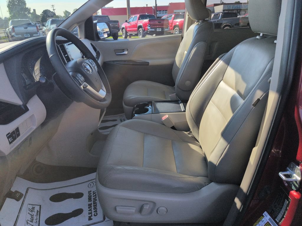 Used 2018 Toyota Sienna XLE w/ XLE Navigation Package AWD/4WD image 9