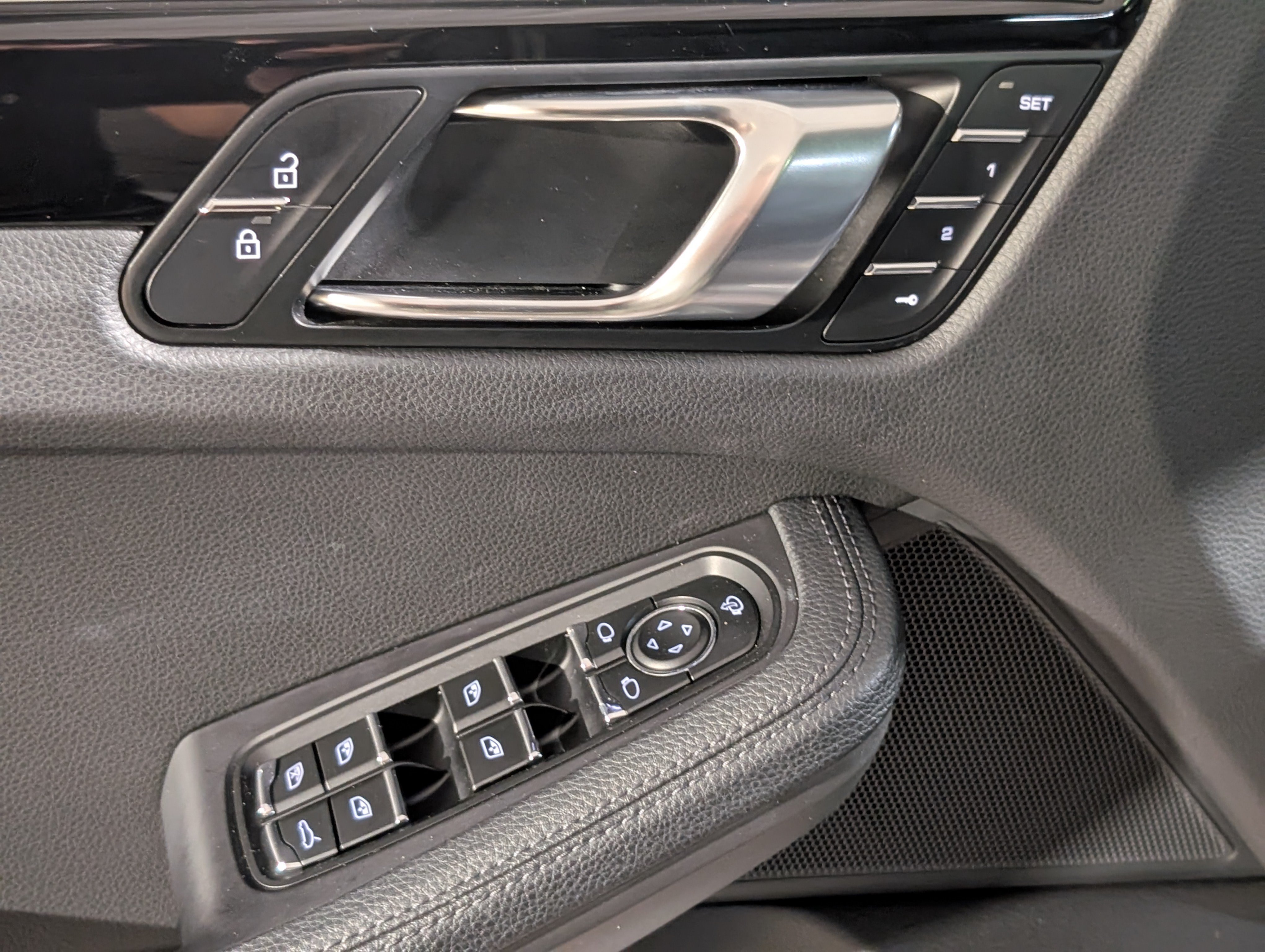 Certified 2022 Porsche Macan S AWD/4WD image 21