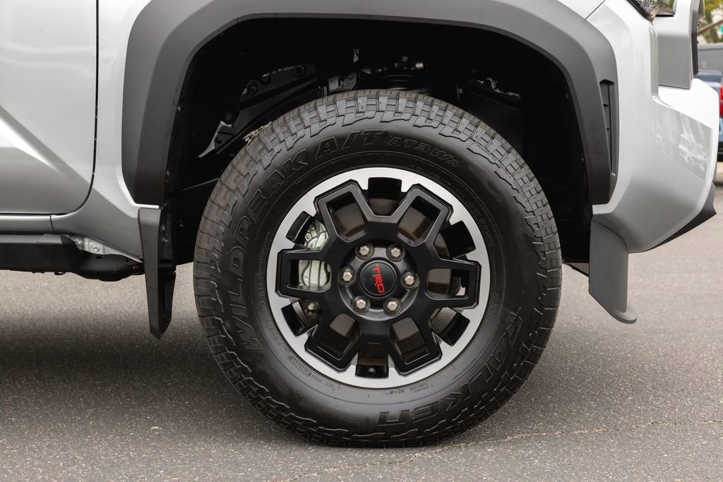Certified 2025 Toyota Tacoma TRD Off-Road AWD/4WD image 4