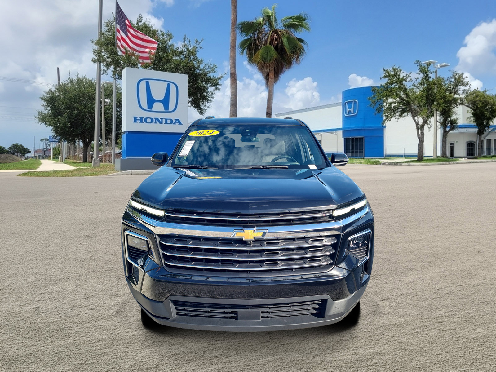 Used 2024 Chevrolet Traverse LT FWD image 2