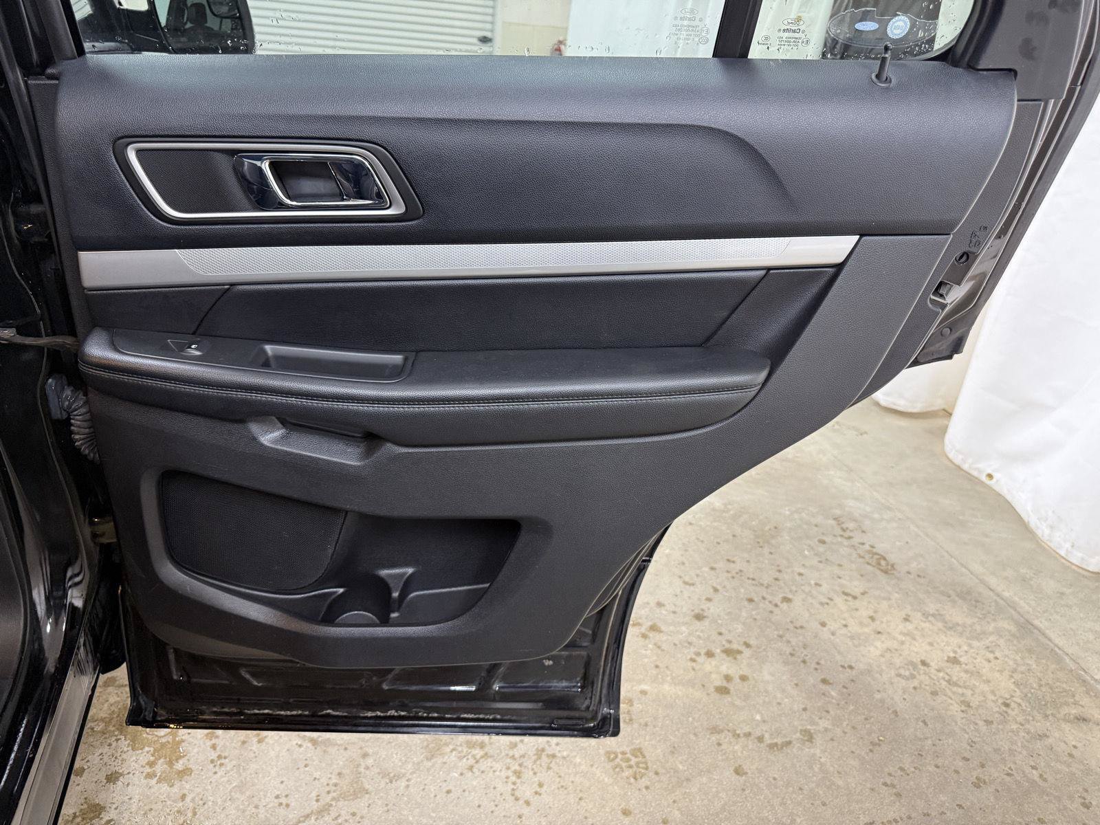 Used 2016 Ford Explorer XLT w/ Equipment Group 202A AWD/4WD image 32