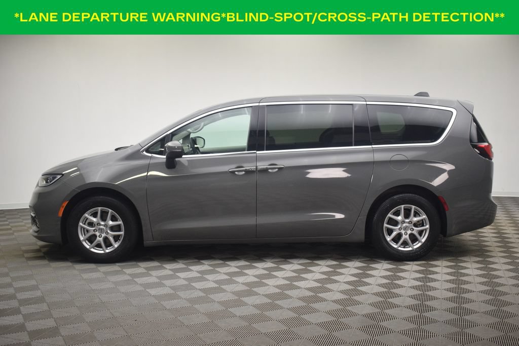 Used 2023 Chrysler Pacifica Touring-L FWD image 12