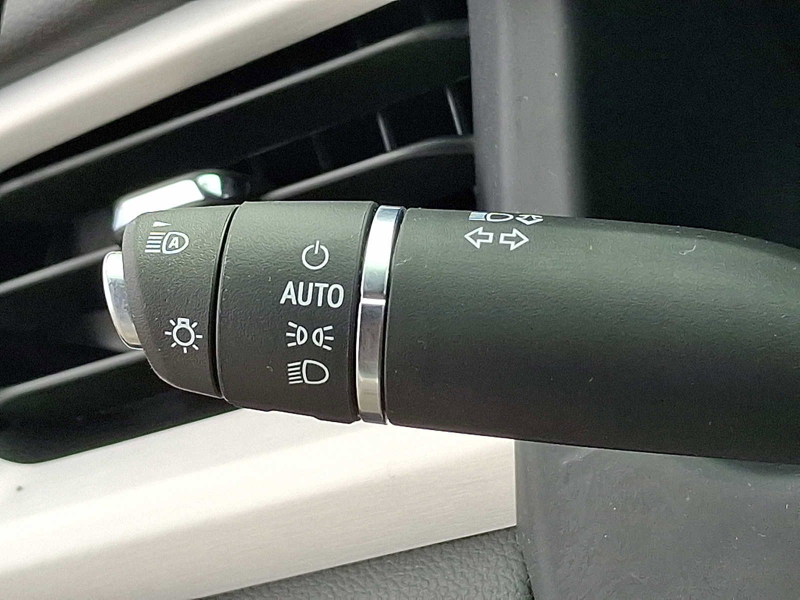 Used 2023 GMC Acadia SLE w/ Driver Convenience Package image 25