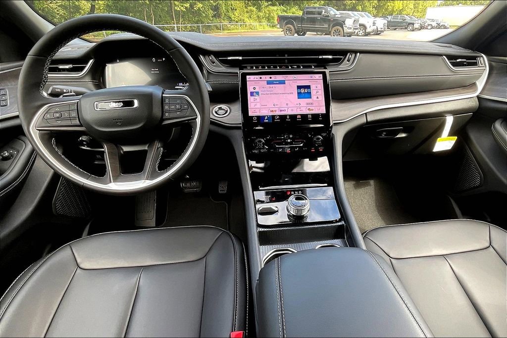 New 2025 Jeep Grand Cherokee Limited w/ Black Appearance Package image 5