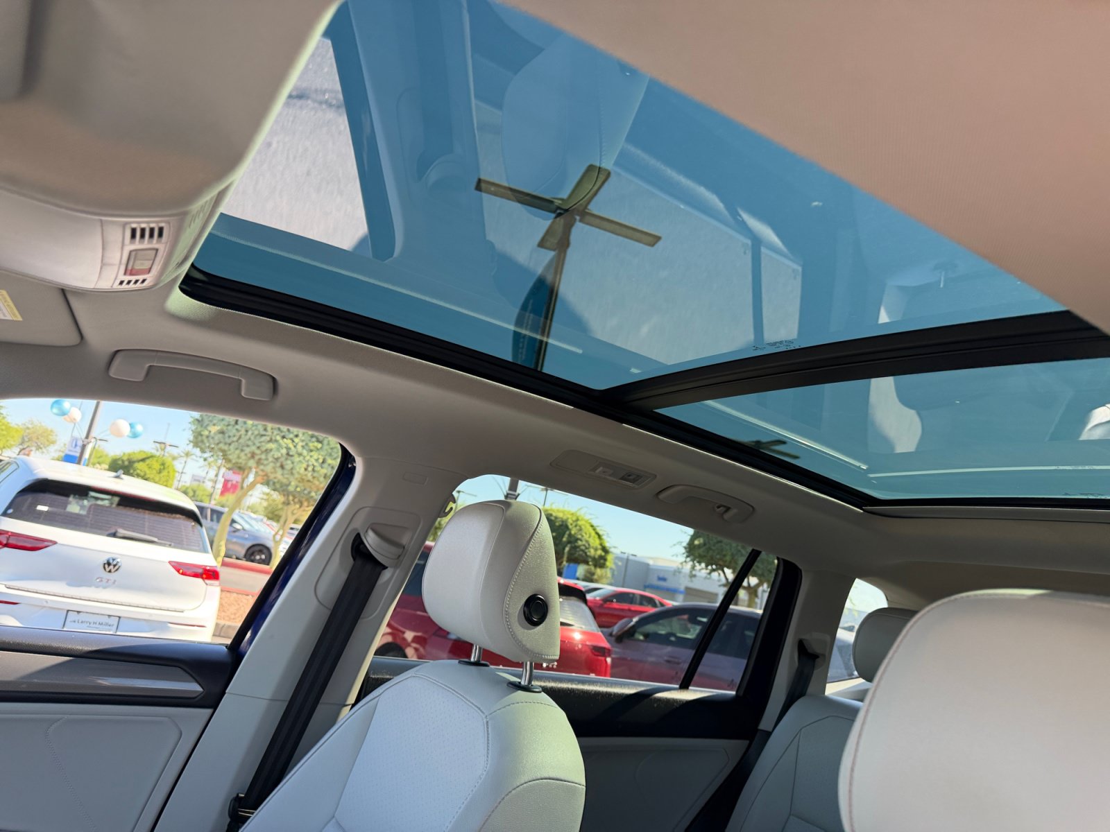 Used 2022 Volkswagen Tiguan SE w/ Panoramic Sunroof Package AWD/4WD image 31