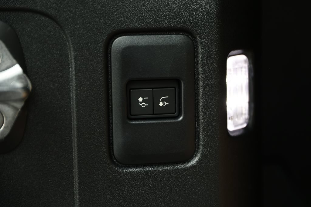 New 2026 Land Rover Defender 110 X-Dynamic SE AWD/4WD image 8