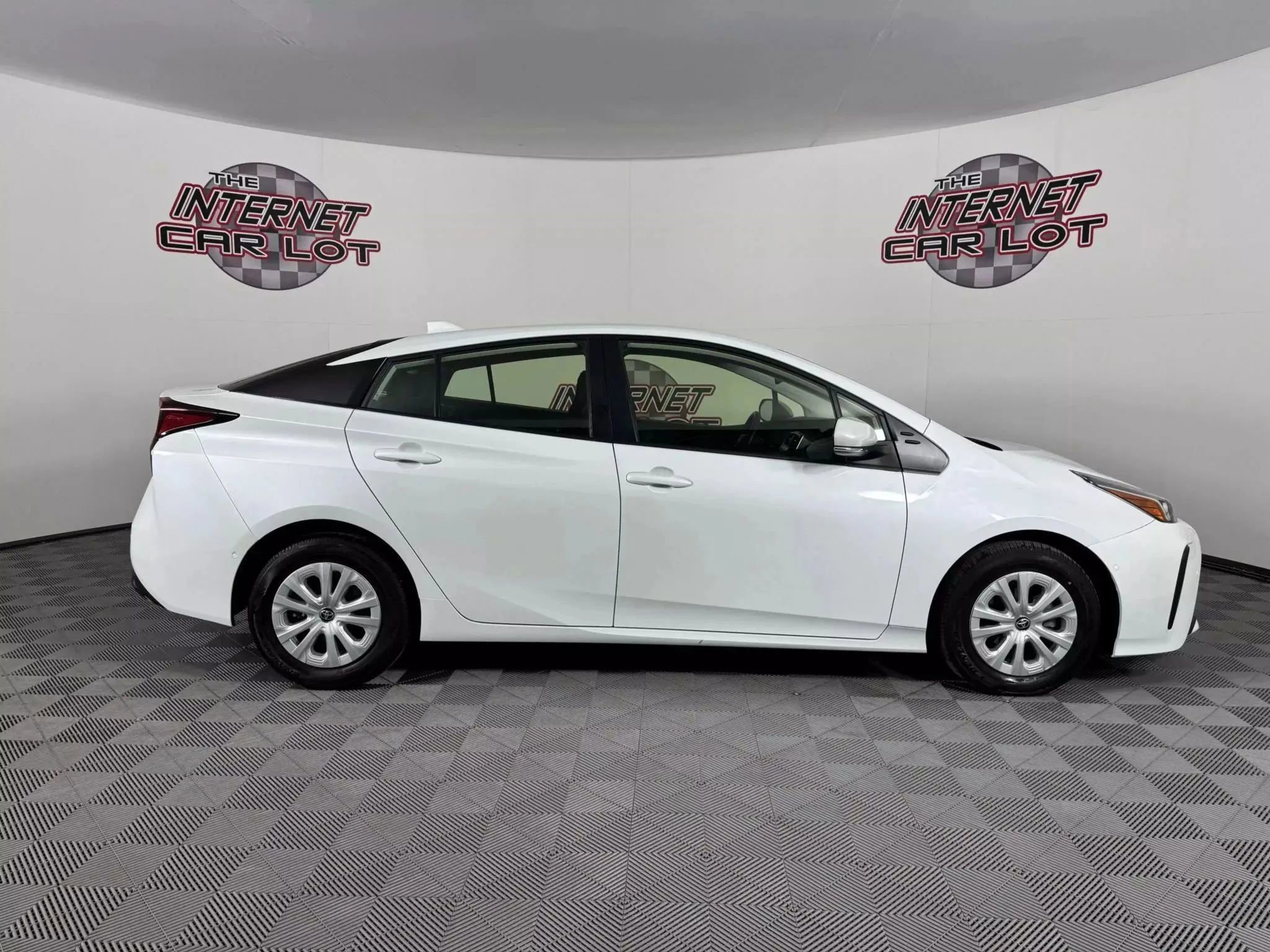Used 2022 Toyota Prius LE FWD image 8