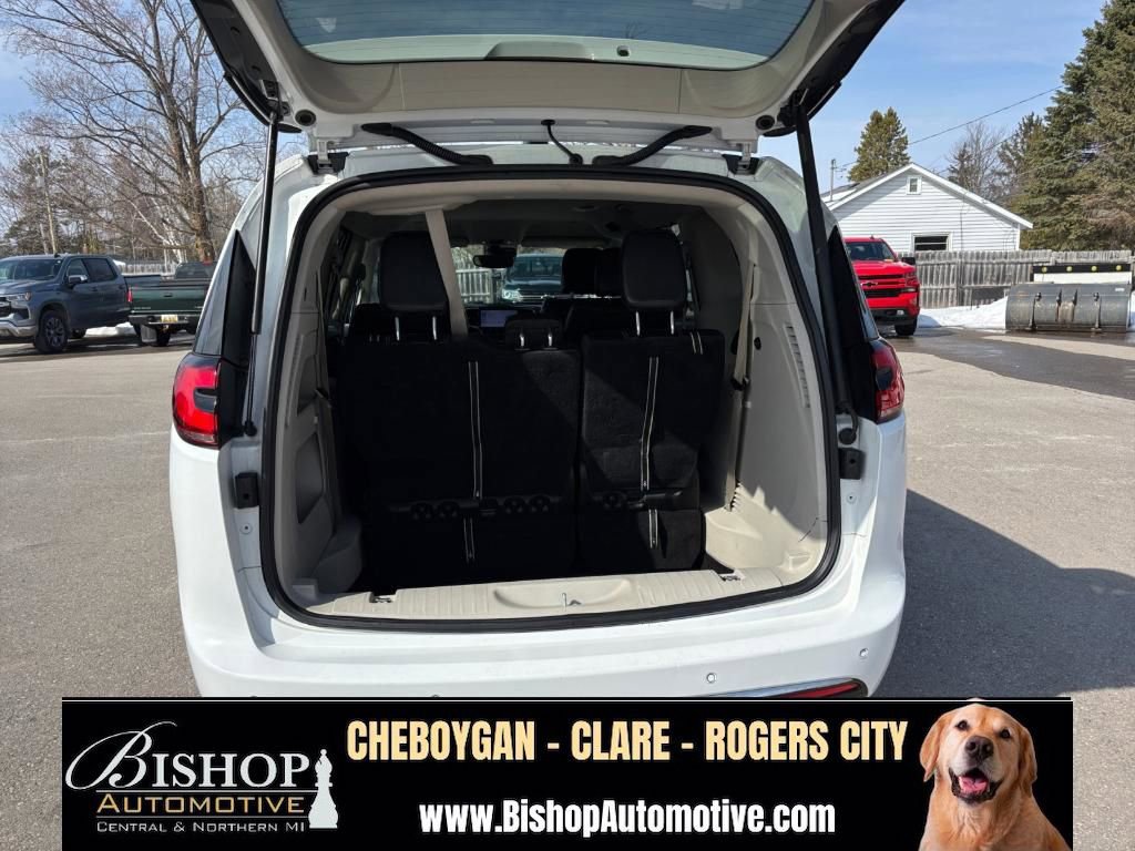 Used 2023 Chrysler Pacifica Touring-L FWD image 23