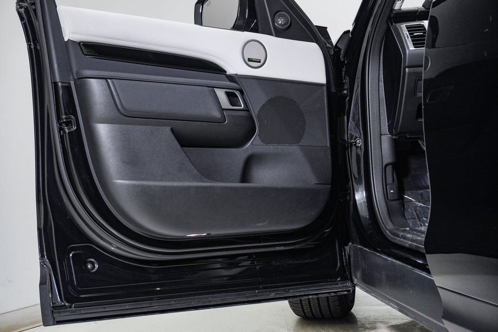 Used 2025 Land Rover Discovery S image 28