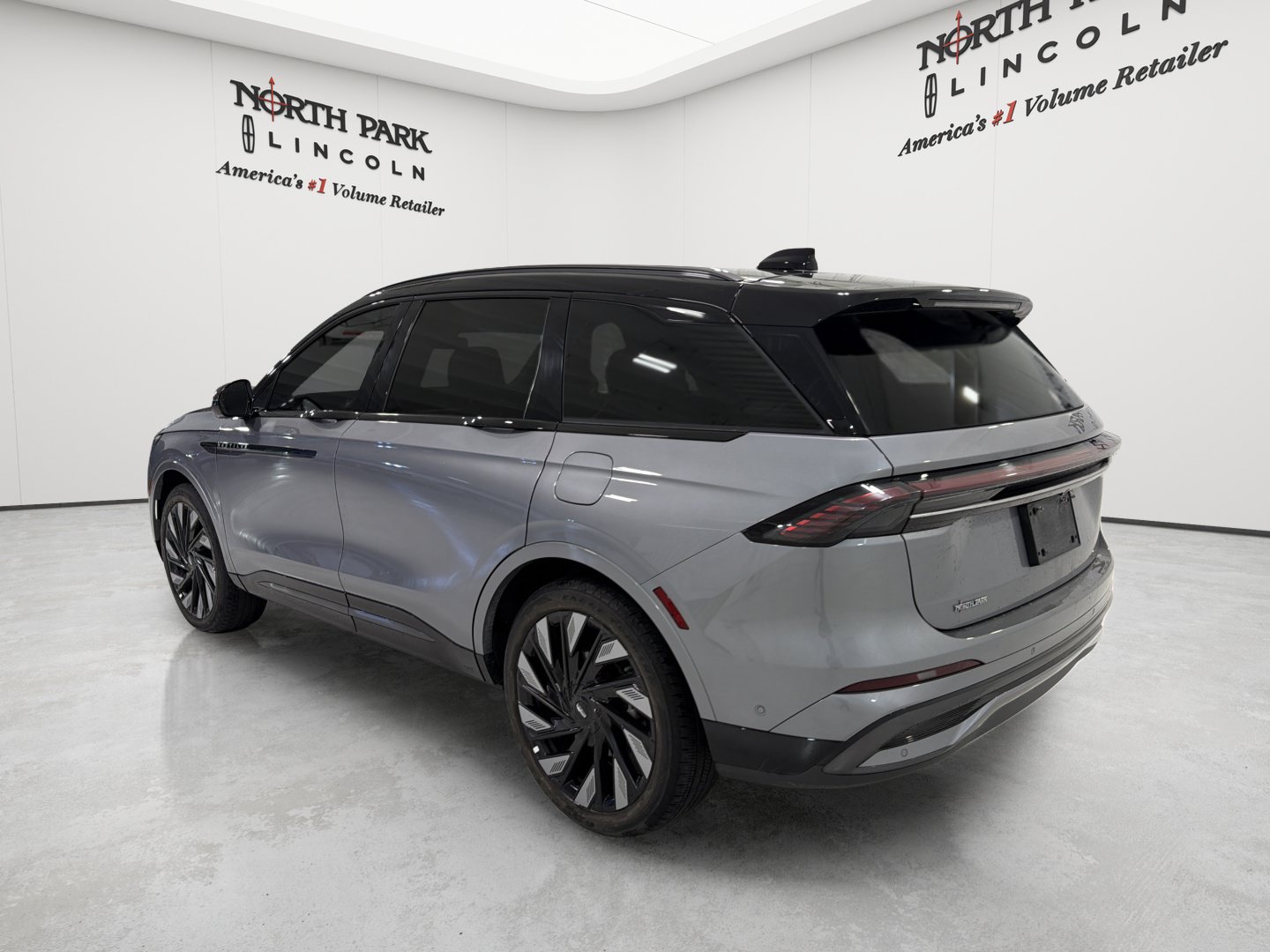 Used 2024 Lincoln Nautilus Reserve w/ Equipment Group 202A AWD/4WD image 3