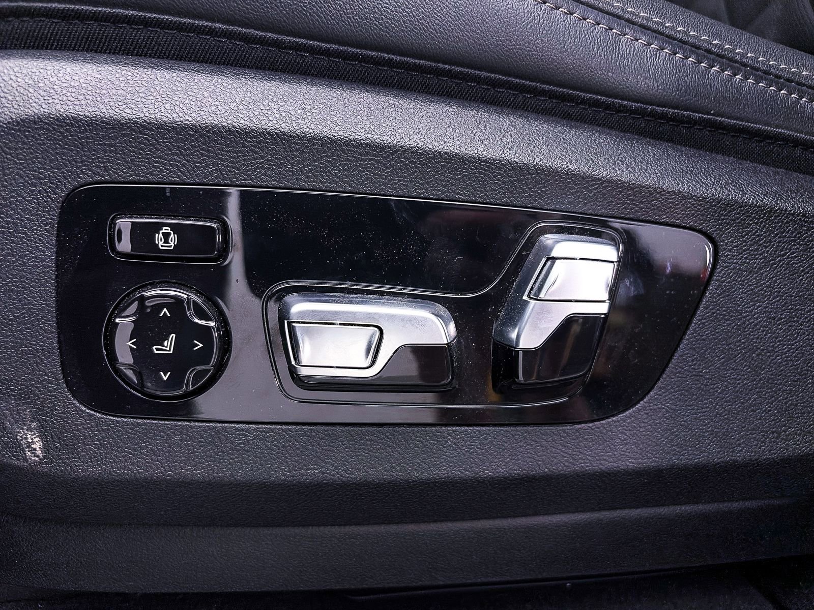 Used 2024 BMW X7 xDrive40i w/ M Sport Package image 22