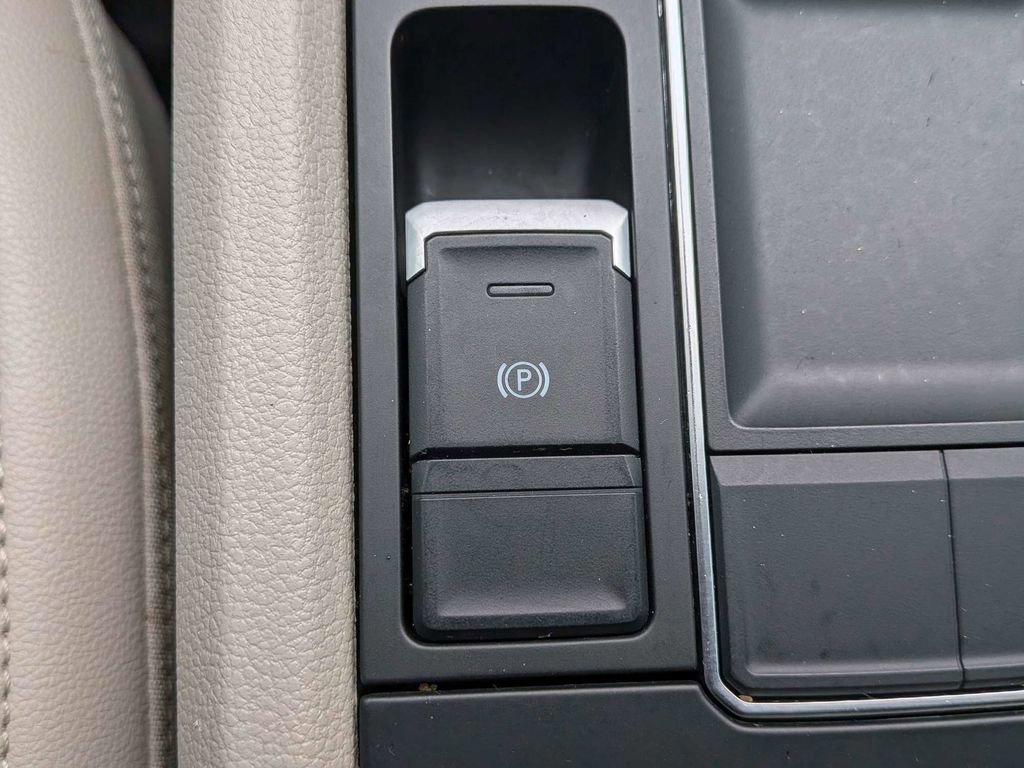 Used 2019 Volkswagen Atlas SE w/ Towing Package FWD image 24