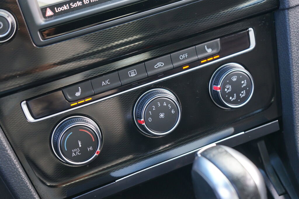 Used 2017 Volkswagen GTI SE FWD image 18