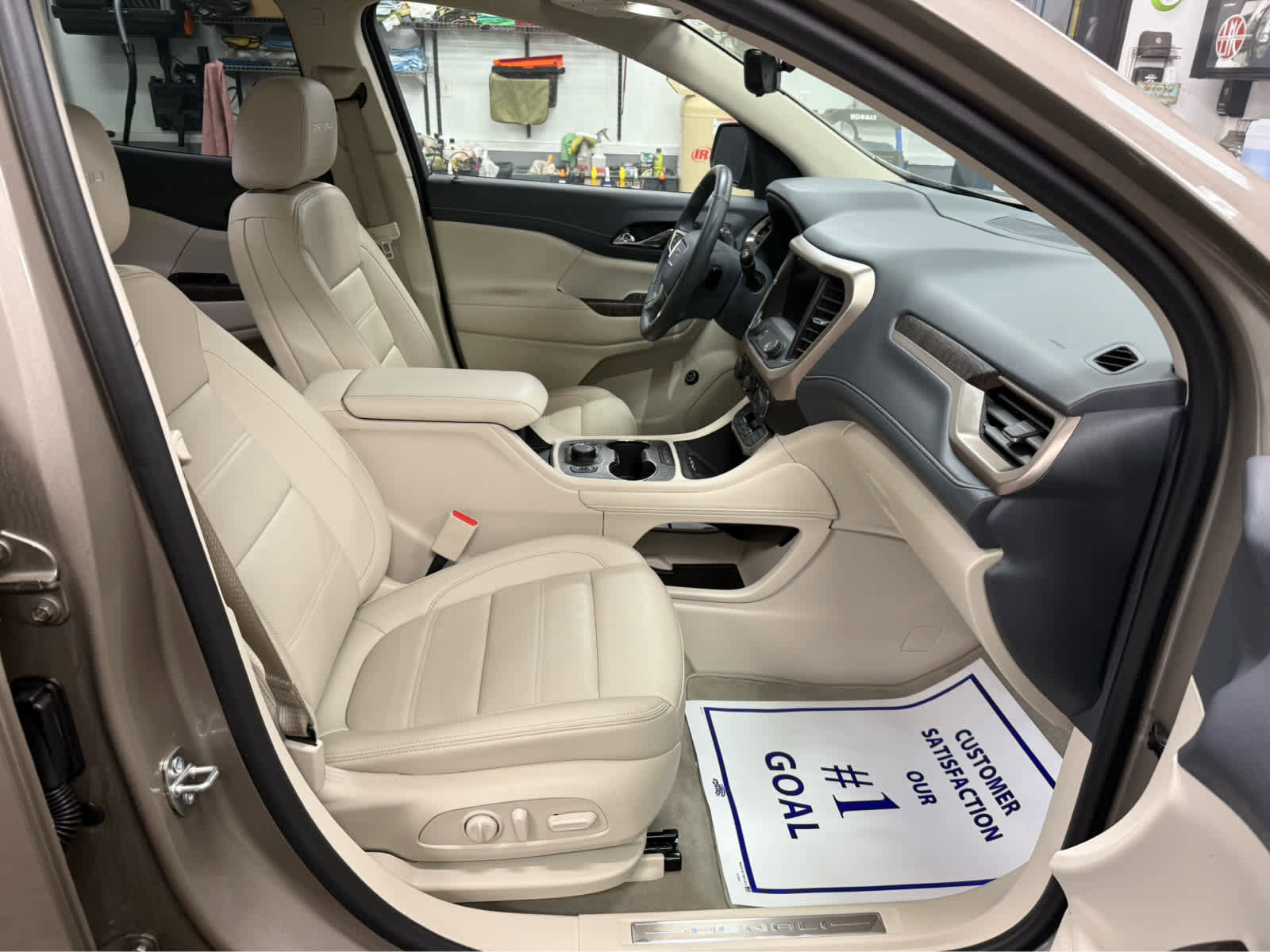 Used 2023 GMC Acadia Denali w/ Denali Technology Package image 30