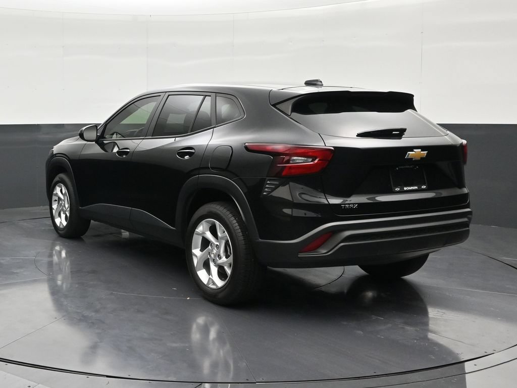 Used 2024 Chevrolet Trax LS w/ LS Convenience Package FWD image 3