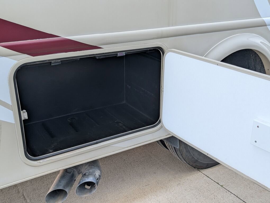 Used 2014 Ford F550 2WD Regular Cab Super Duty image 23