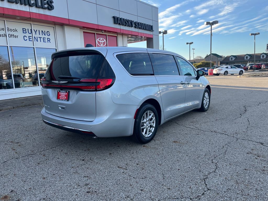 Used 2026 Chrysler Pacifica Select image 6