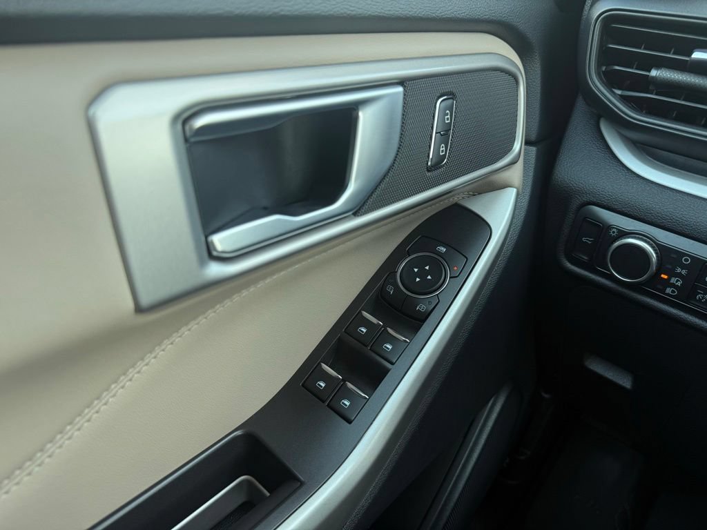 Used 2023 Ford Explorer XLT RWD image 10