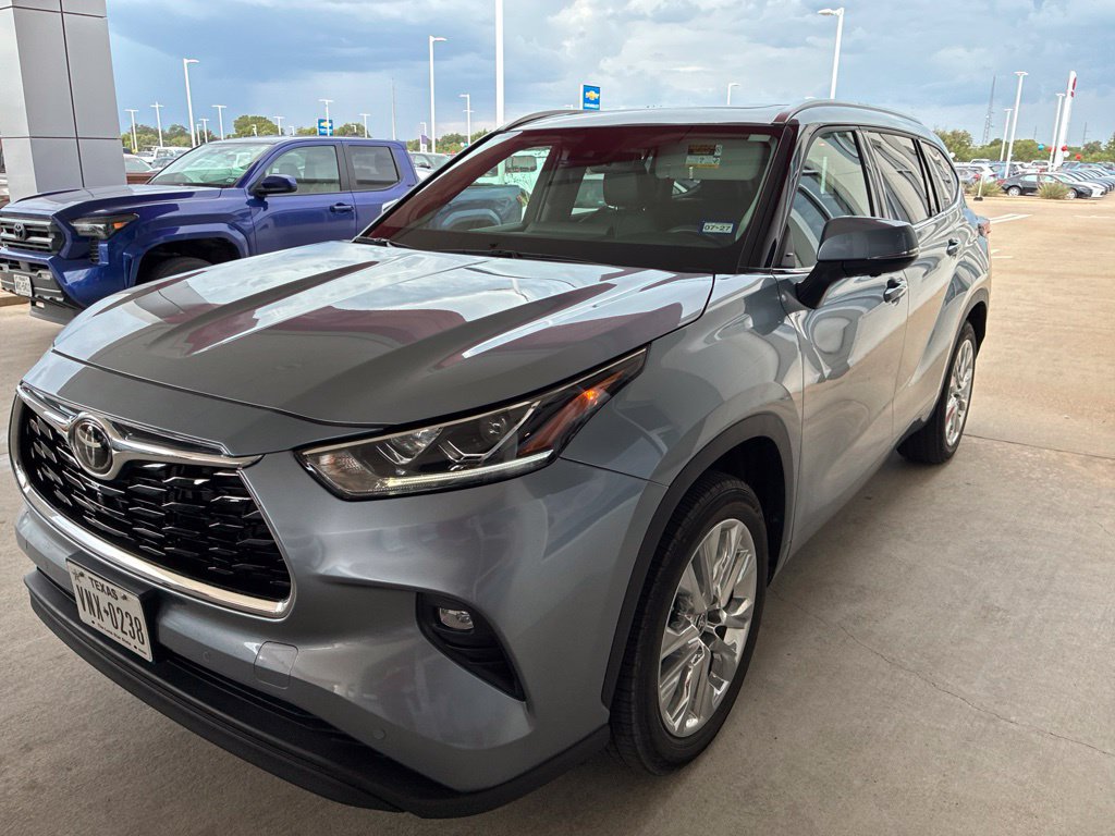 Used 2024 Toyota Highlander Limited FWD image 4