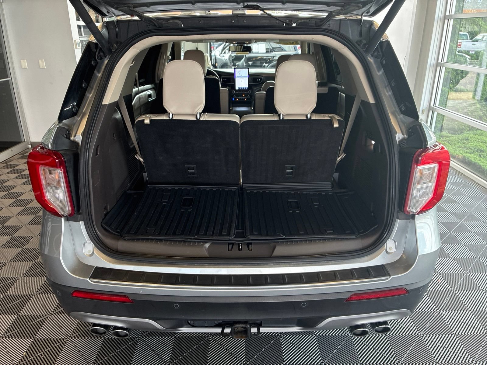 Used 2020 Ford Explorer Platinum w/ Premium Technology Package AWD/4WD image 11