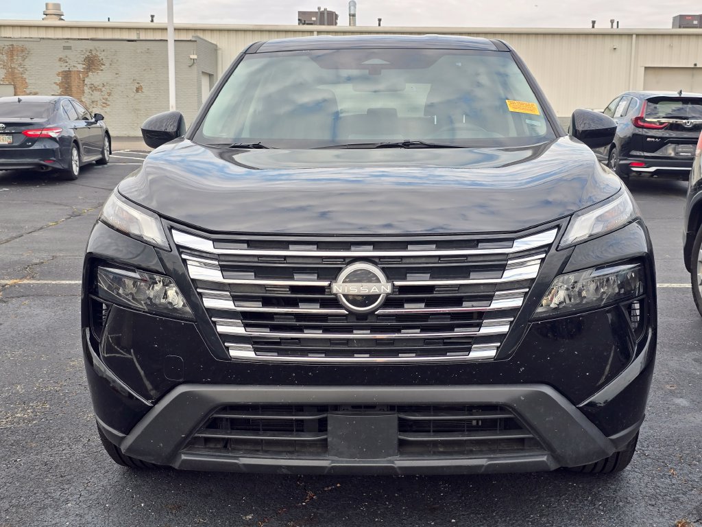 Used 2025 Nissan Rogue SV FWD image 2