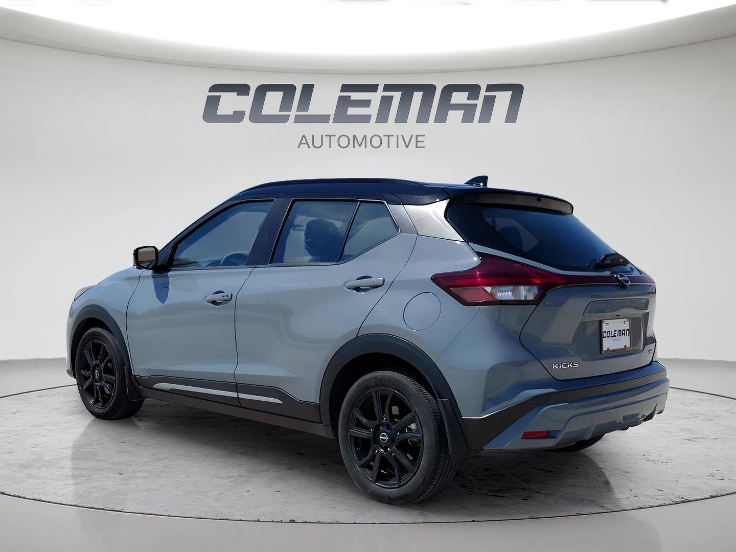 Used 2023 Nissan Kicks SR w/ SR Premium Package FWD image 2