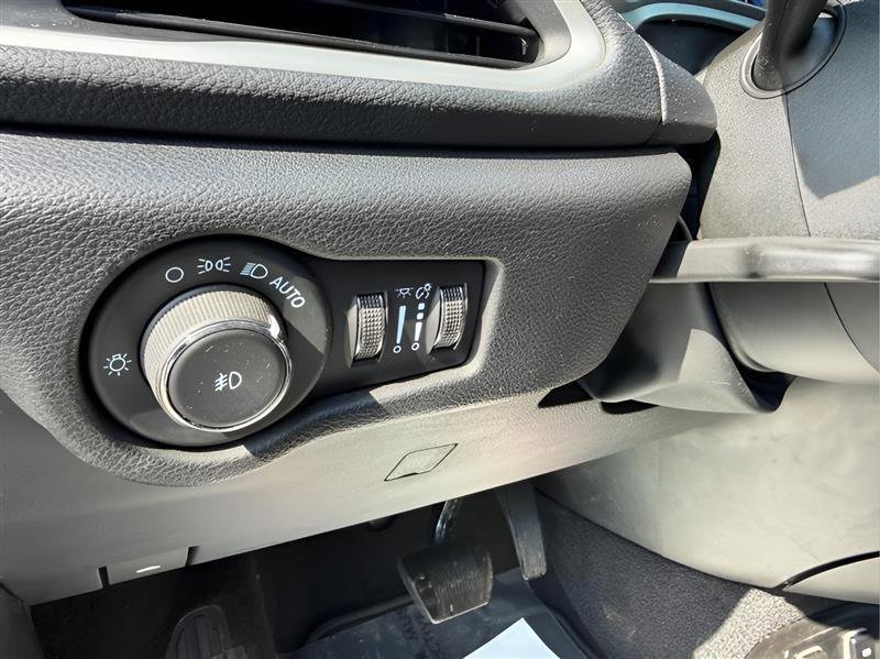 Used 2021 Chrysler Pacifica Touring w/ Uconnect Theater Family Group image 35