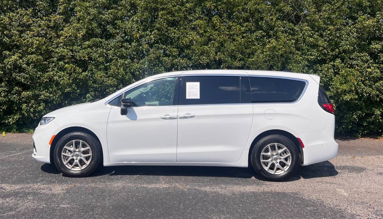 Used 2024 Chrysler Pacifica Touring-L FWD image 4