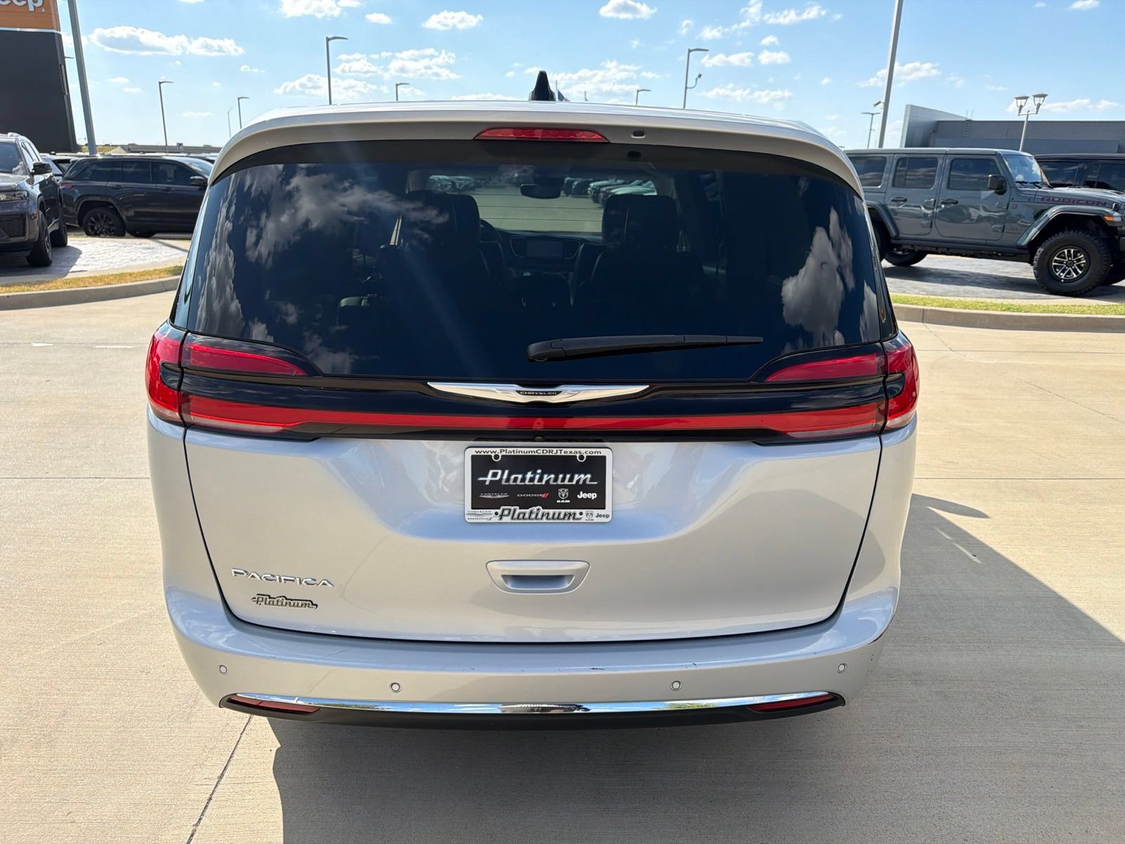 Used 2024 Chrysler Pacifica Touring-L FWD image 4