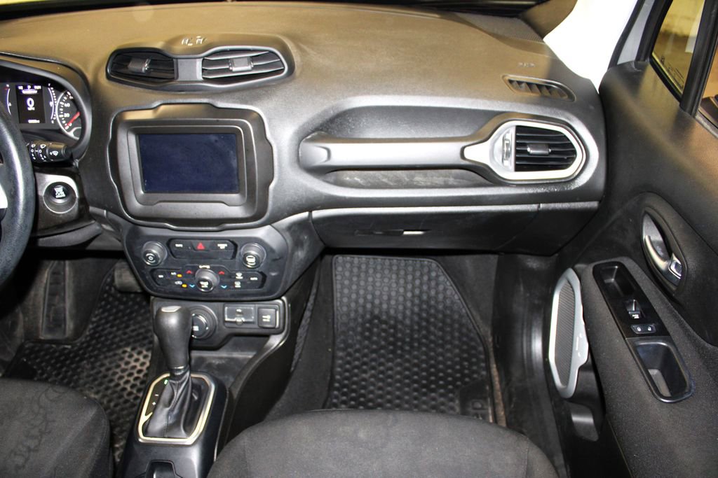 Used 2020 Jeep Renegade Latitude w/ Cold Weather Group image 29